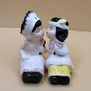 Vintage Salt Pepper Shakers Artmark 1950’s Thanksgiving Kissing Shelf Sitters